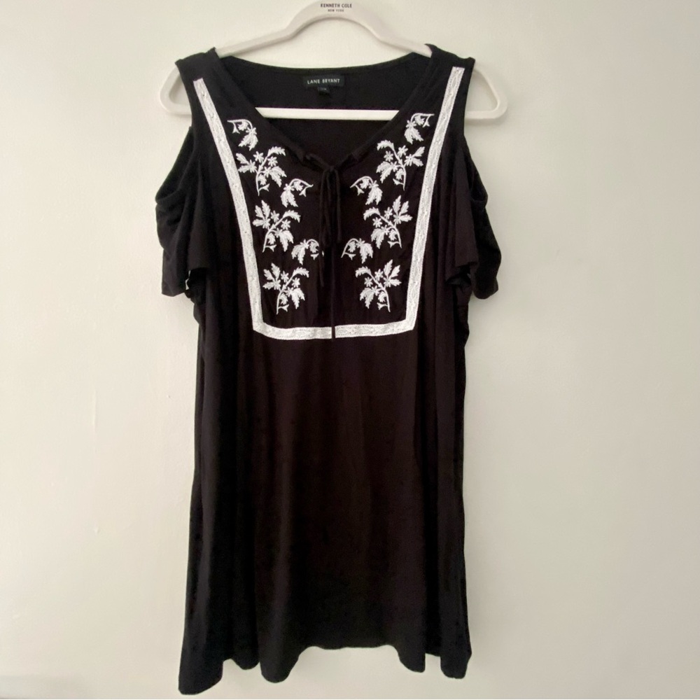 Lane Bryant Embroidered Cold Shoulder Swing Top Size 14/16
